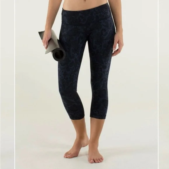 Lululemon" bundle. 2 Pieces Wunder Under Crop, blue Floral Patterned Activewear - Picture 2 of 16